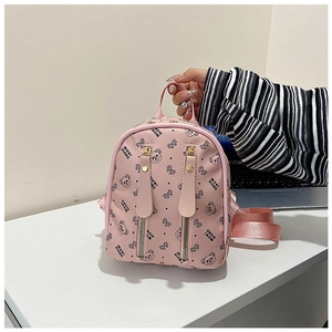 Gros plan du mini sac à dos rose avec motifs d'ours et texture en similicuir grainé