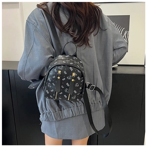 Détail du sac à dos noir avec motifs d'ours blancs et fermetures éclair dorées chic