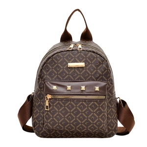 Sac à dos marron à monogramme avec clous dorés et poche frontale zippée, vue de face