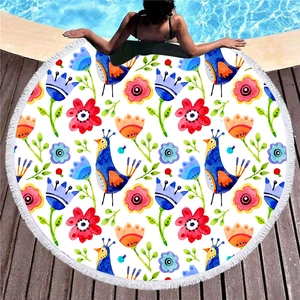 Rundes Strandtuch mit Aquarell Blumen und Vögeln sowie Quasten auf Holzdeck
