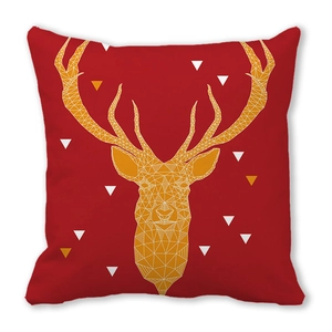 Détail d'une taie d'oreiller de Noël rouge avec imprimé cerf géométrique et tissu doux