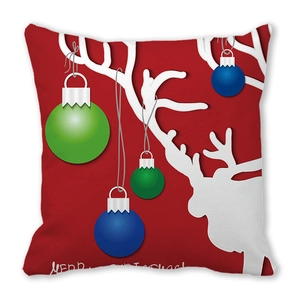 Vue détaillée de la taie d'oreiller de Noël rouge avec renne et boules de décoration