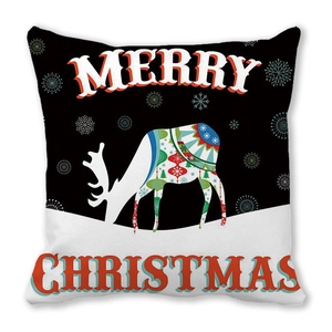 Gros plan du motif silhouette de renne Merry Christmas sur la housse de coussin