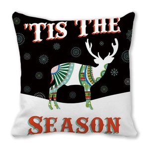 Détail de la housse de coussin avec renne de Noël, texte festif et motifs de flocons de neige