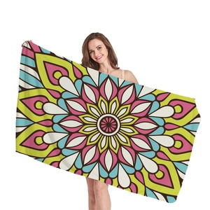 Mikrofaser-Strandtuch mit buntem Mandala-Muster für den sommerlichen Urlaub am Meer