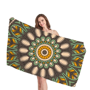 Mandala Strandtuch mit böhmischem geometrischem Blumenmuster von einem Model gehalten