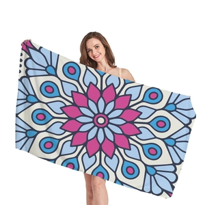 Dickes rechteckiges Strandtuch mit lebhaftem Mandala-Geometriemuster und Blumen