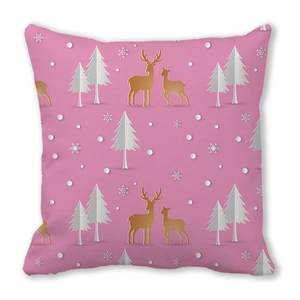 Detail eines rosa Weihnachtskissenbezugs mit goldenen Rentieren und weißen Schneeflocken