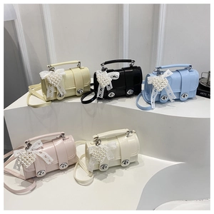 Vue détaillée de mini sacs à main en cinq couleurs avec nœuds en dentelle et perles