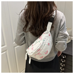 Détail du sac selle en nylon blanc avec imprimés nœuds roses et roses pour femmes