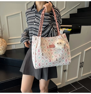Détail du sac cabas floral avec motif d'ours mignon et poignées tissées roses