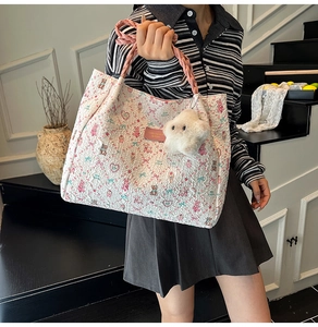 Détails du sac cabas floral avec motifs d'ours gaufrés et un pendentif étoile en peluche