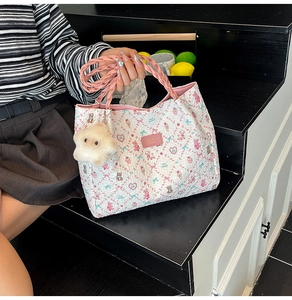 Détail du cabas matelassé blanc avec imprimés ours roses et breloque étoile en peluche