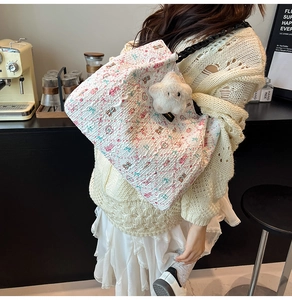 Détail du sac cabas à motif fleurs et ours avec texture plissée et pendentif étoile