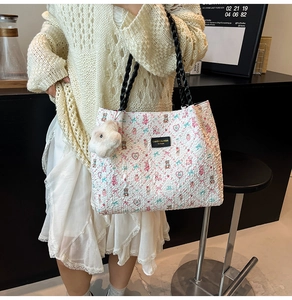 Détail du cabas floral avec motifs d'ours et finition en tissu jacquard texturé