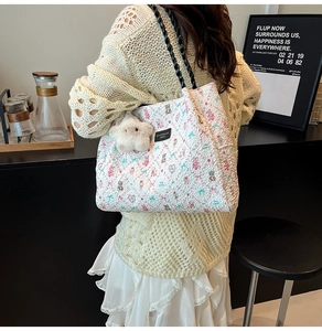 Détail du sac cabas en toile matelassée avec oursons et breloque étoile en peluche
