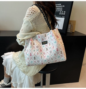 Détail du sac cabas floral avec texture bulle et imprimés d'ours et de coeurs
