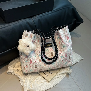 Sac fourre-tout à fleurs en tissu seersucker avec jolis motifs ours et lapin