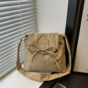Borsa a tracolla in nylon kaki minimalista con fiocco e patta dalla trama naturale