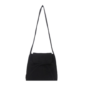 Borsa a tracolla nera minimalista in stile balletto con fiocco decorativo su fondo bianco