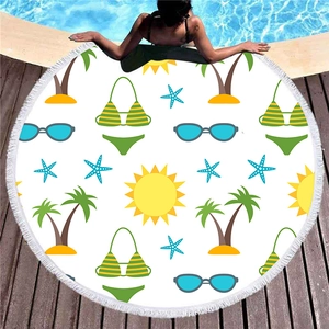 Toalla de playa redonda con iconos de verano como palmeras y sol con flecos blancos