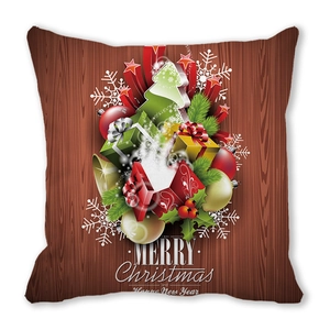 Housse de coussin de Noël avec ornements festifs sur un fond de grain de bois brun