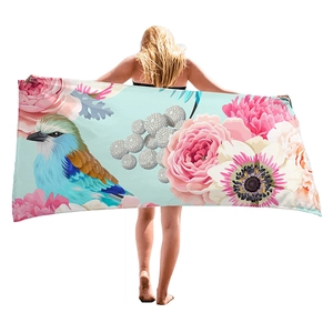Dickes Strandtuch mit lebendigen Vögeln und Blumen auf hellblauem Hintergrund