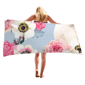 Dickes Mikrofaser-Strandtuch mit leuchtenden rosa und gelben Blumenmustern auf Hellblau
