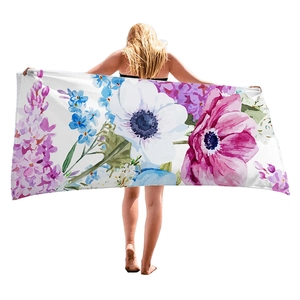 Dickes Strandtuch aus Baumwolle mit lebhaften violetten Hortensien und Blumenmustern