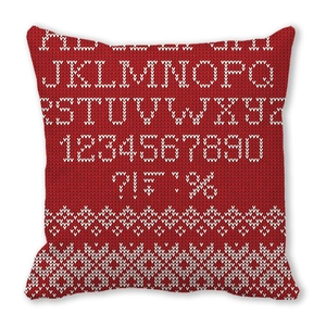 Detailaufnahme des roten Strick-Kissenbezugs mit weißen Buchstaben und Zahlenmuster