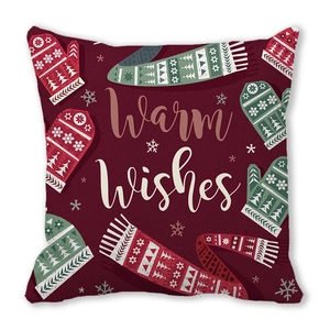 Detailansicht eines roten Weihnachtskissenbezugs mit Warm Wishes Text und Handschuhmustern