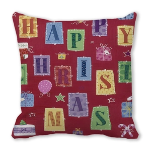 Detailansicht eines dunkelroten Kissenbezugs mit HAPPY CHRISTMAS-Motiv für Weihnachten