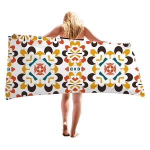 Dickes Strandtuch mit retro geometrischem Blumenmuster, an einem Modell zur Größe gezeigt