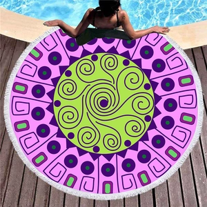 Rundes Strandtuch mit Mandalamuster, weißen Quasten und bunten geometrischen Prints