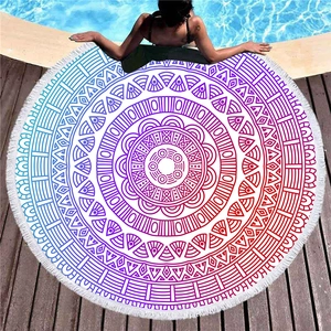 Asciugamano rotondo mandala colorato con nappe bianche su pedana in legno in piscina