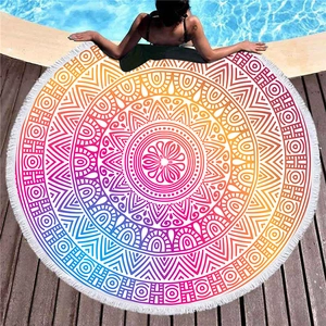 Telo mare rotondo mandala vivace con nappe su una terrazza in legno bordo piscina