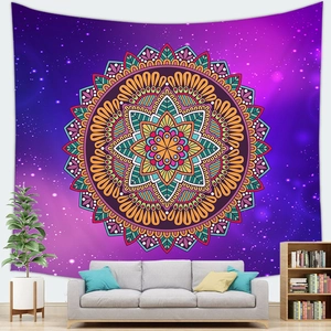 Detail van sterrenstelsel mandala wandkleed hangend boven een bank in een woonkamerdecor