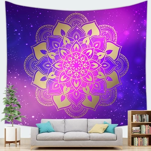 Sterrenhemel mandala wandtapijt met goudkleurig bloempatroon voor wanddecoratie
