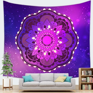 Böhmischer lila Mandala-Wandteppich mit Sternengalaxie-Hintergrund in einem Wohnzimmer
