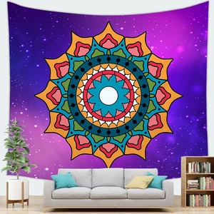 Detail van bohemien mandala wandkleed met sterrenhemel paarse melkweg achtergrond decor