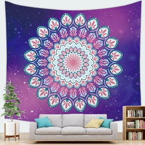 Detail eines Mandala Wandteppichs mit lila Galaxie-Muster über einem modernen Sofa