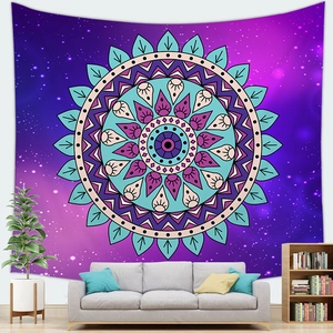 Sterrenhemel mandala wandkleed met paarse geometrische patronen boven een grijze bank
