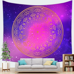 Detailansicht eines großen lila-goldenen Mandala-Wandteppichs über dem Sofa