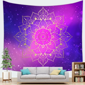 Mandala Wandteppich in Lila und Rosa mit Sternenhimmel und goldenem Blumenmuster