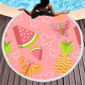 Asciugamano rotondo da spiaggia rosa con nappe e motivi estivi di ananas e anguria