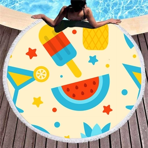 Telo da mare rotondo con motivi estivi e frange bianche su un deck a bordo piscina