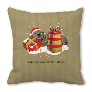 Détail de l'imprimé chiot de Noël et boîte cadeau sur taie d'oreiller rayée