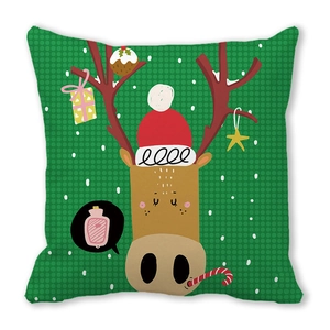 Gros plan d'un imprimé renne de Noël sur une housse de coussin carrée en tissu doux