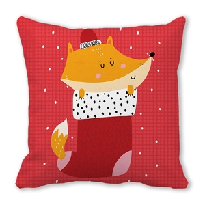Détail d'une illustration de renard de Noël sur une taie d'oreiller rouge festive