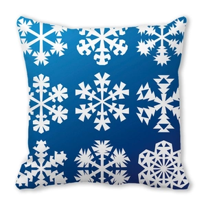 Dettaglio del copricuscino blu con stampa di fiocchi di neve e trama del tessuto morbido
